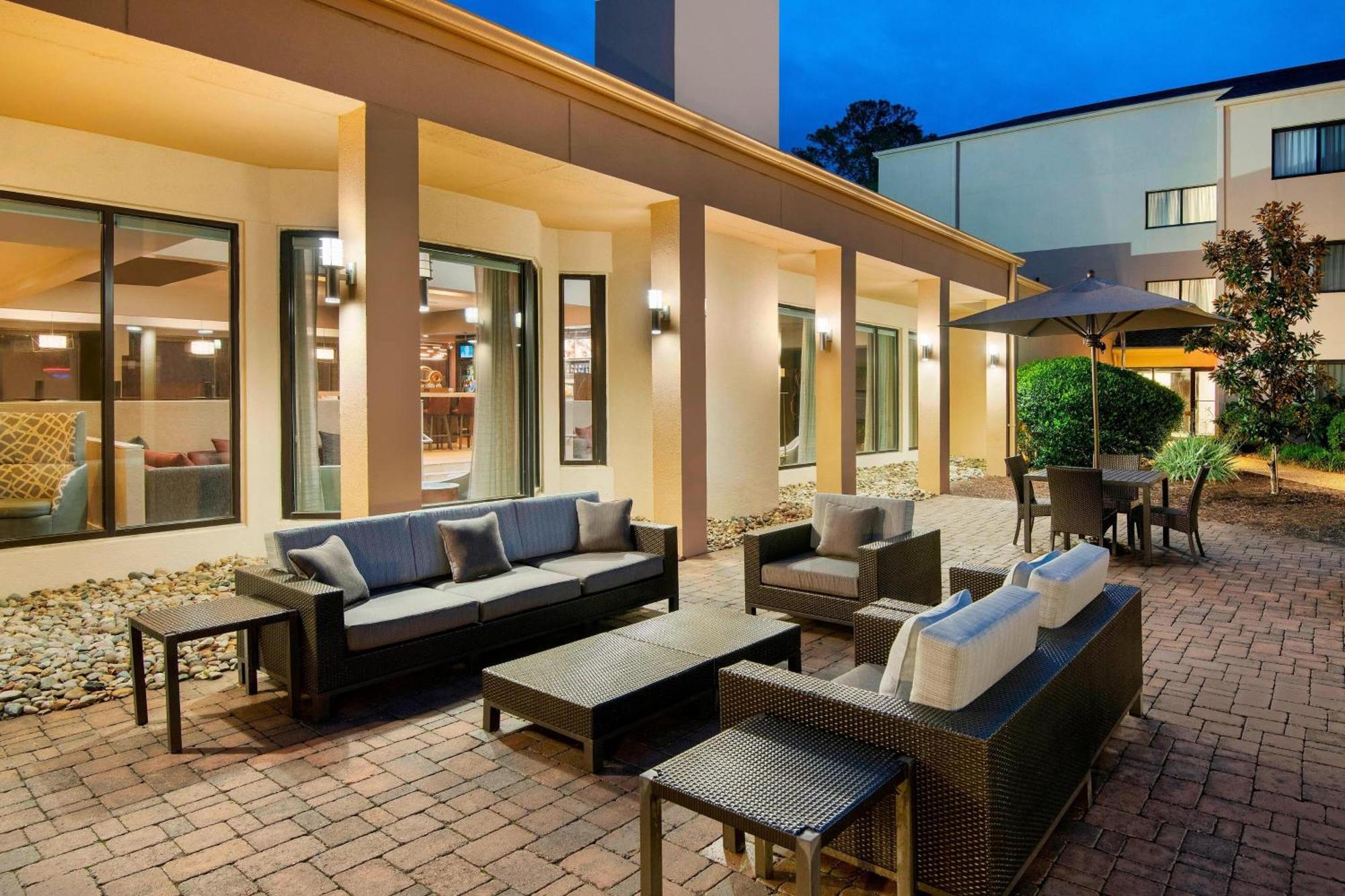 Courtyard By Marriott Savannah Midtown Exterior foto