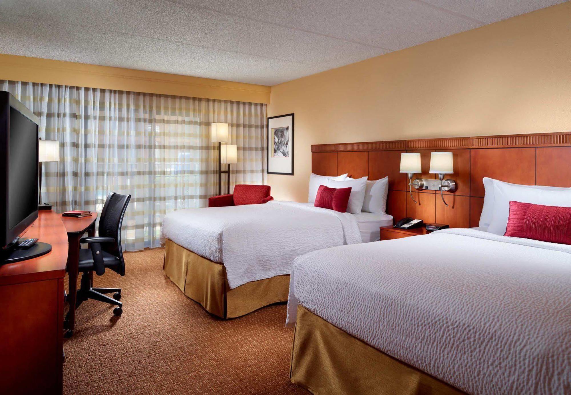 Courtyard By Marriott Savannah Midtown Exterior foto