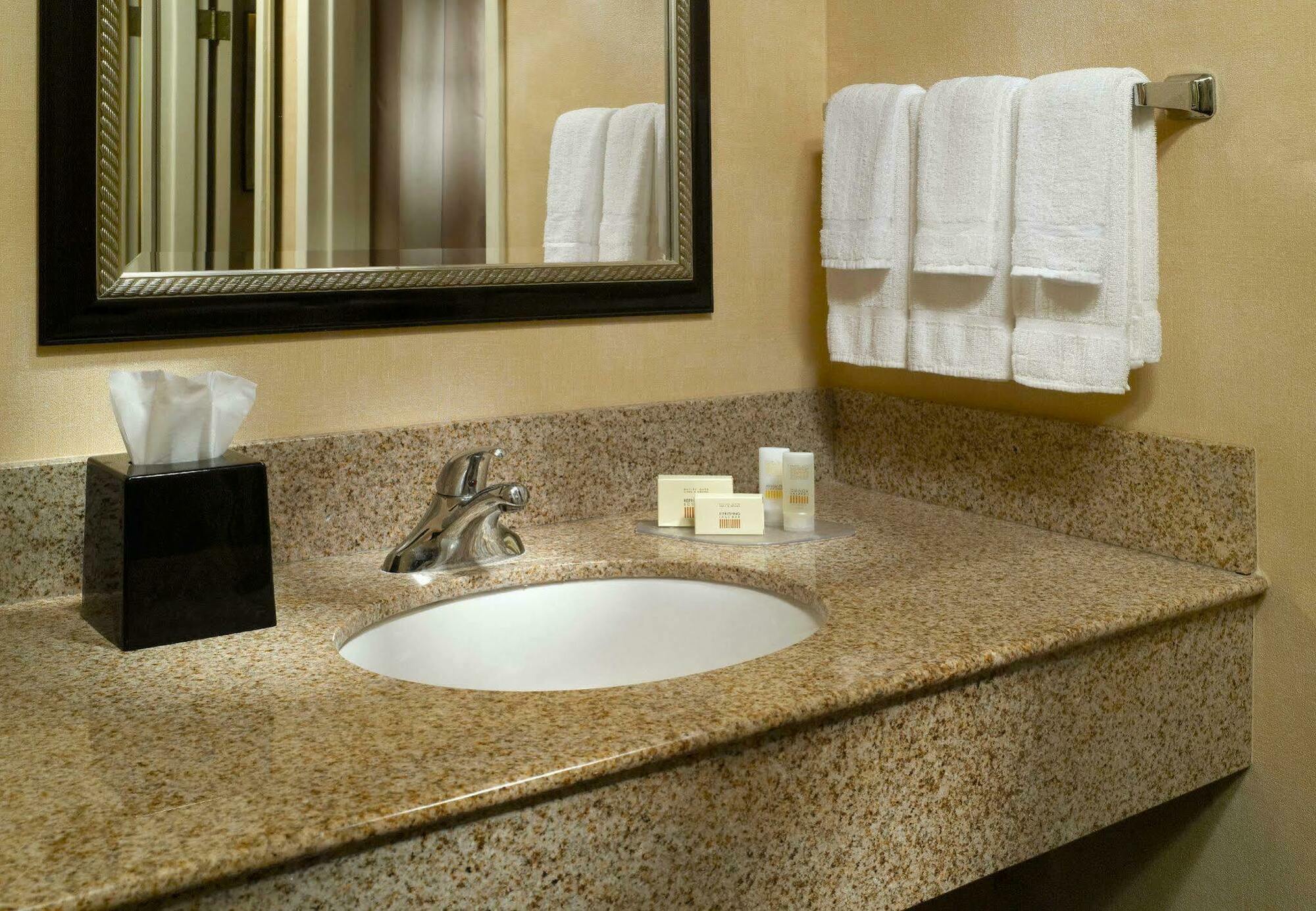 Courtyard By Marriott Savannah Midtown Exterior foto