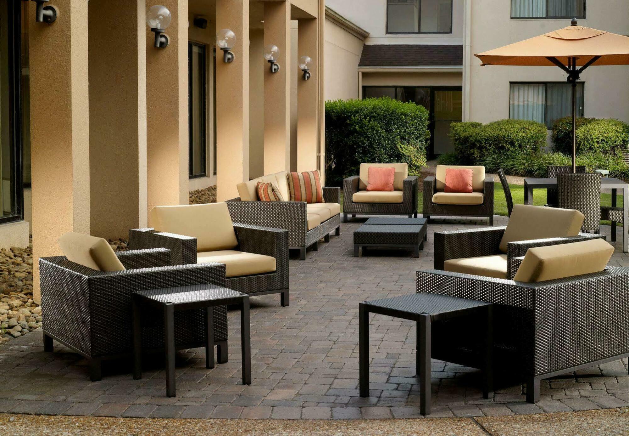 Courtyard By Marriott Savannah Midtown Exterior foto